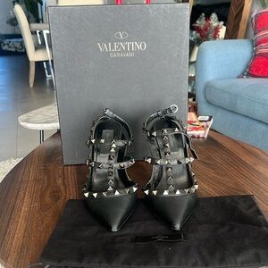 Valentino Garvani Rockstud Noir  pumps